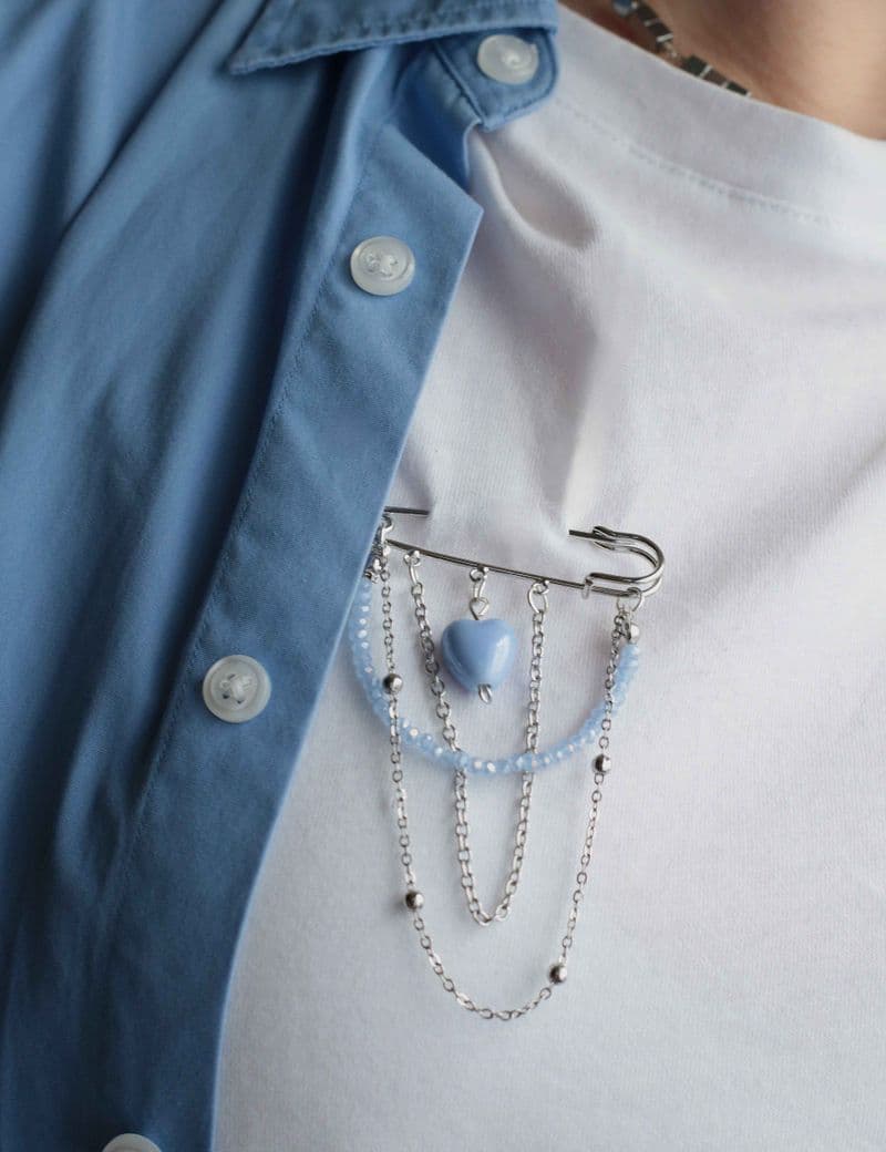 Небесно-голубая брошь