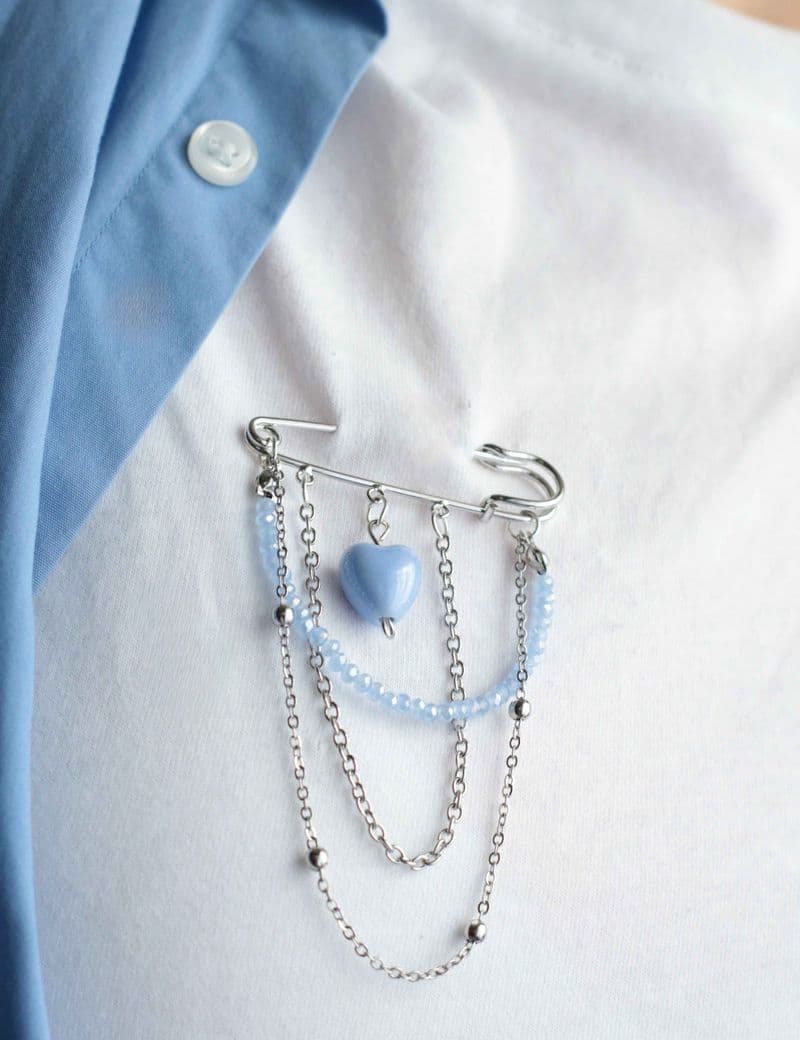 Небесно-голубая брошь