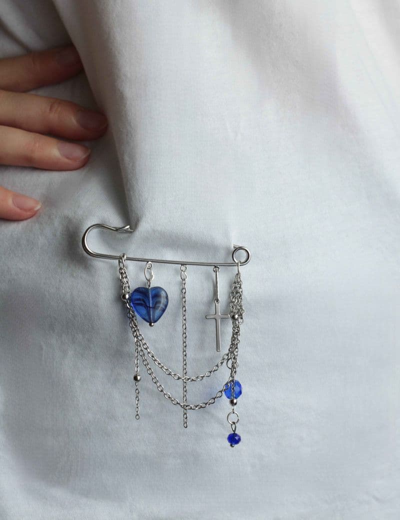 Брошь с синими подвесками